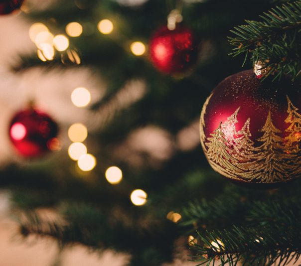christmas-tree-with-baubles-717988